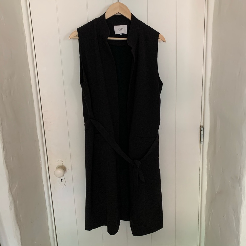 black sleeveless long jacket